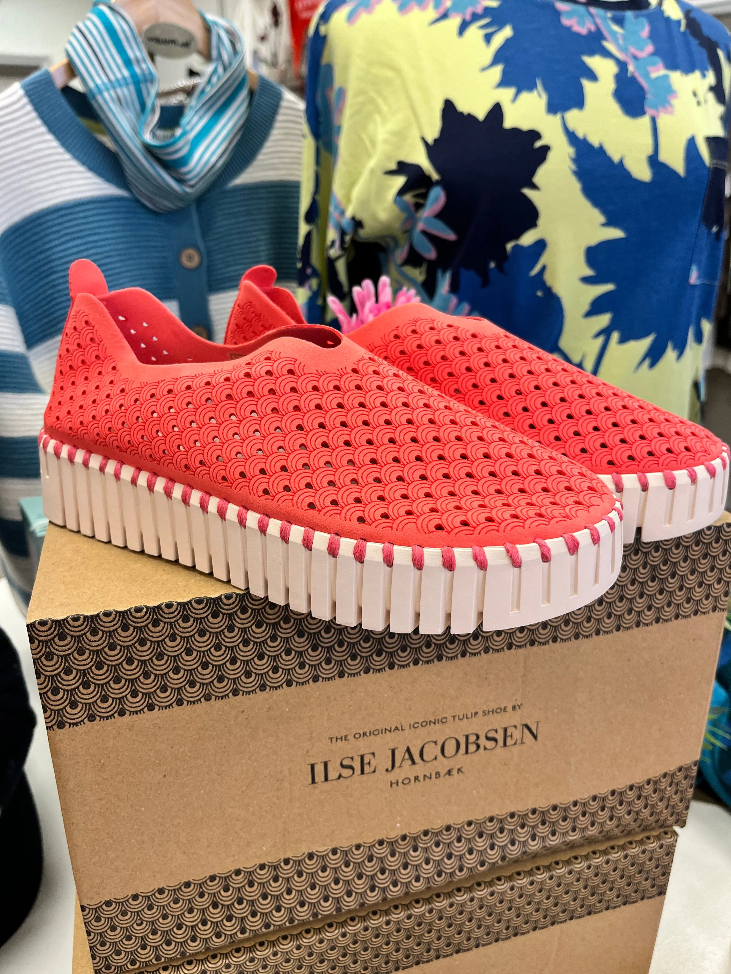 Ilse Jacobsen Raspberry Tulip Platform
